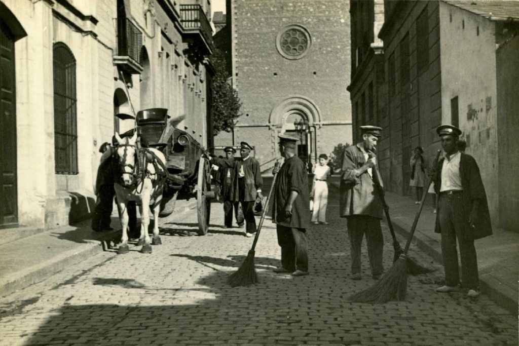 Historia de la Limpieza. 1934 Barrenderos en Gracia (Barcelona)